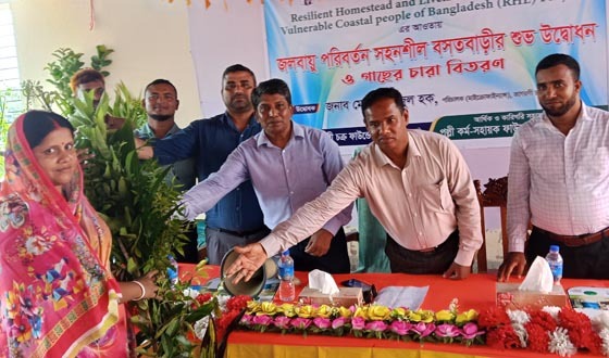 কয়রায় বসতবাড়ীর উদ্বোধন ও গাছের চারা বিতরণ