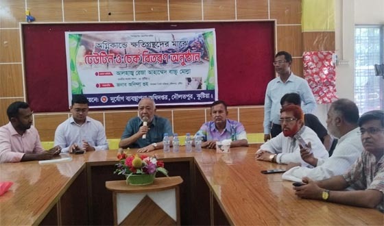 দৌলতপুরে অগ্নিকাণ্ডে ক্ষতিগ্রস্তদের এমপি বাচ্চুর চেক বিতরণ