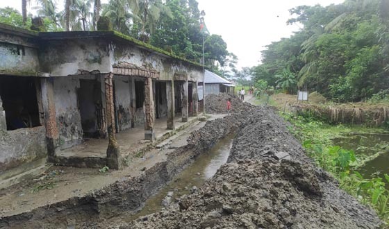 পটুয়াখালী ঘেরের পানি নিষ্কাসনে স্কুল মাঠ ও সড়ক কাটলেন ইউপি সদস্য