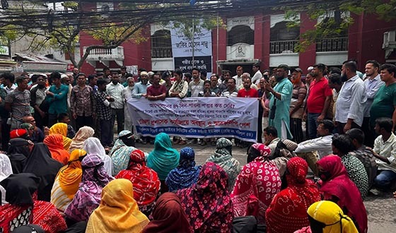 বকেয়া পাওনা পরিশোধের দাবিতে জেলা প্রশাসক কার্যালয়ে অবস্থান