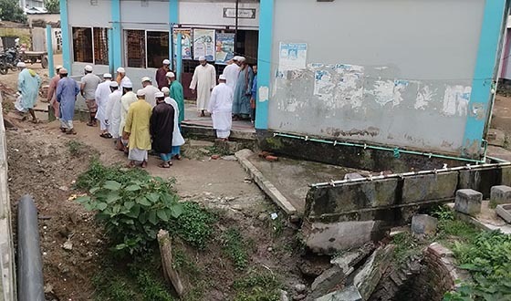 মুক্তাগাছায় তিন তলা মসজিদের দেয়ালে ফাটল, ধসে গেছে ওযুখানা ও টয়লেট