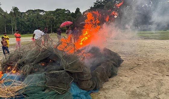 মোল্লাহাটে মধুমতি নদীতে মোবাইল কোর্ট: অবৈধ জাল জব্দ, জরিমানা