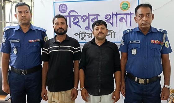 কলাপাড়ায় সাংবাদিক কে এম বাচ্চুকে হাতুড়ি পেটা, দুই সন্ত্রাসী গ্রেফতার