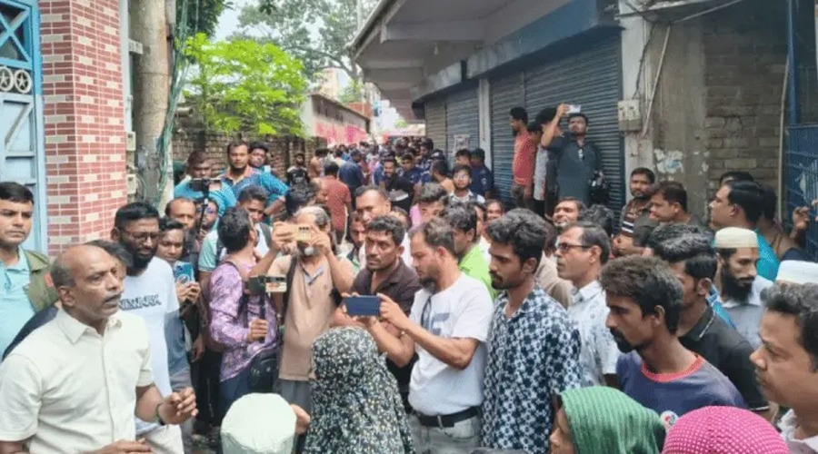 মাদ্রাসার শিক্ষার্থীদের মারধর করলেন জামায়াত এমপির মেয়ে, প্রতিবাদে বাড়ি ঘেরাও