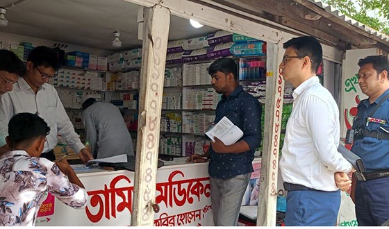 মোরেলগঞ্জে দুই ফার্মেসীকে অর্থদন্ড