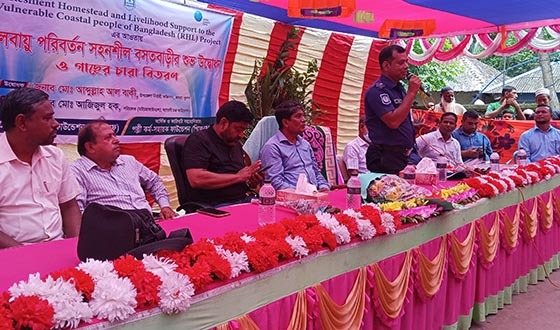কয়রায় শিক্ষার্থীদের মাঝে বিভিন্ন প্রজাতির গাছের চারা বিতরন