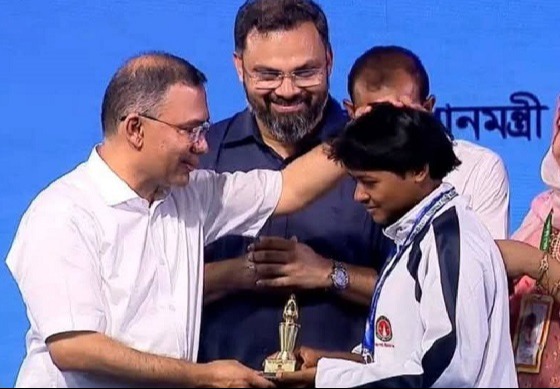কাদামাটি থেকে জাতীয় ফুটবলের মঞ্চে লালপুরের ফারিহা