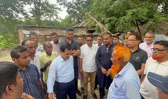 নওগাঁয় অসহায় ভ্যানচালককে ঘর ও পায়খানা তৈরি করে দিচ্ছেন এমপি ধলু