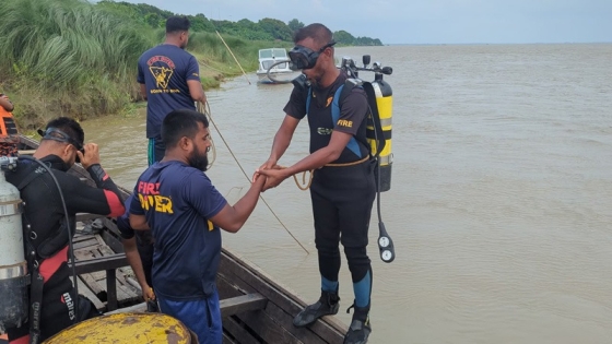পদ্মায় নৌকাডুবিতে বাবা-ছেলে  নিখোঁজ, ছয় যাত্রীকে জীবিত উদ্ধার