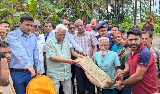 সন্ধ্যা নদীর ভাঙনকবলিত ক্ষতিগ্রস্থদের চাল বিতরণ