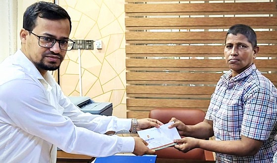 হোমনায় চুরির শিকার প্রতিবন্ধী লুতুর পাশে উপজেলা প্রশাসন