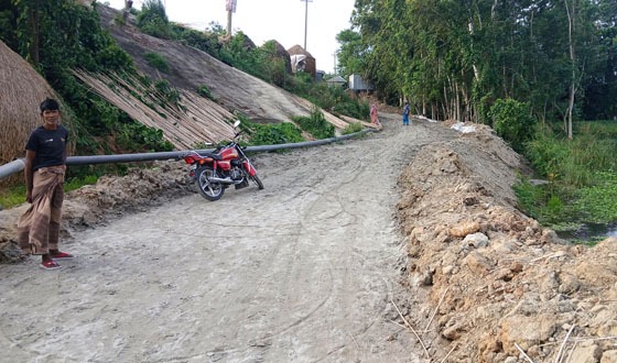 চাটমোহরে জমি দখল করে রাস্তা নির্মাণের অভিযোগ