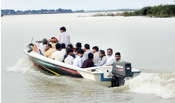 চরভদ্রাসনে আবারও চলছে ঝুঁকি নিয়ে পদ্মা পারাপার