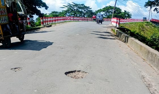 চাঁদপুরে সেতুর দু’পাশের সংযোগ সড়কে অসংখ্য গর্ত, ঝুঁকিতে যানবাহন