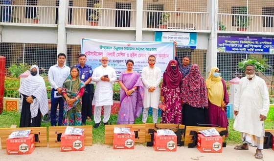 বীরগঞ্জে ১২৭ পরিবারকে সাইকেল, সেলাই মেশিন ও হুইলচেয়ার বিতরণ