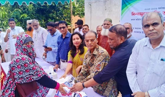 লৌহজংয়ে অসহায় ও দুস্থদের মাঝে বিনামূল্যে চাল বিতরণ