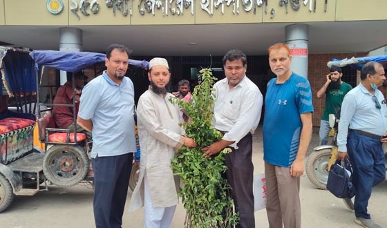 নওগাঁয় হাসপাতাল চত্বরের জন্য চেরিফুলের গাছ দিলেন তাল বেলাল