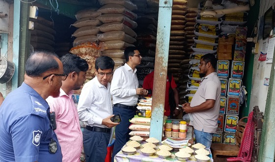 মোরেলগঞ্জে পাটজাত দ্রব্যের ব্যবহার না থাকায় দুই দোকানিকে অর্থদন্ড