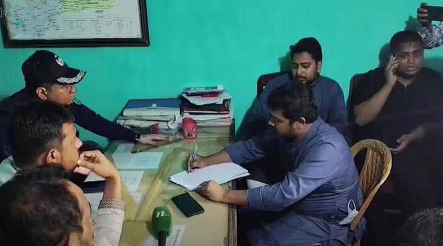 পুলিশের বাধা পেরিয়ে থানায় গেলেন এনসিপি নেতারা, হামলার ঘটনায় অভিযোগ
