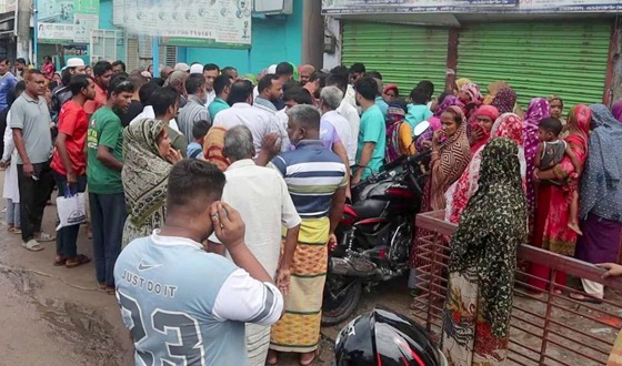 রিকশার ধাক্কায় রাস্তায় পড়ে বাসের চাপায় শিক্ষক নিহত