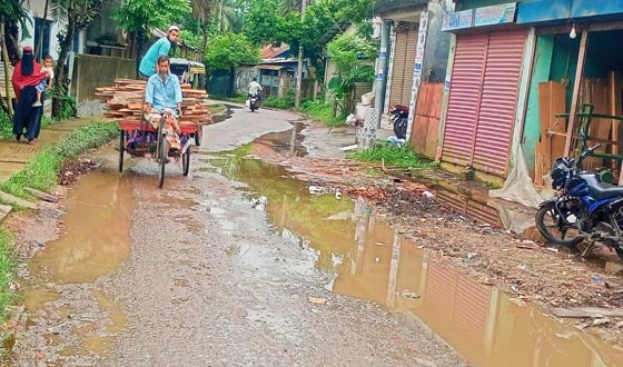 কাউখালীতে গুরুত্বপূর্ণ সড়কে খানাখন্দ, দুর্ভোগ চরমে