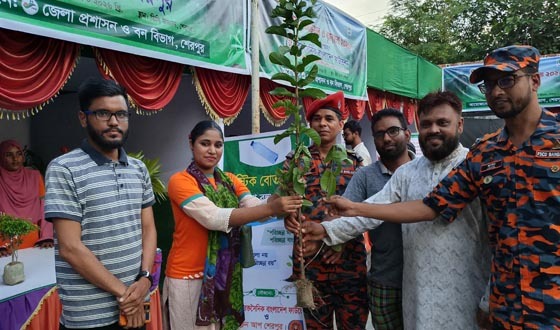 প্লাস্টিকের বোতলের বিনিময়ে গাছ দিচ্ছে ক্লিন আপ