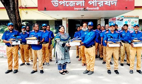 সৈয়দপুরে গ্রাম পুলিশের মাঝে পোশাক বিতরণ
