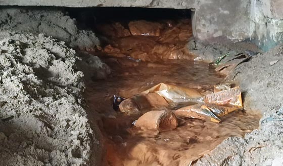 কালীগঞ্জে পানি পচা গন্ধে গ্রাহকরা পানি পান করতে পারছে না