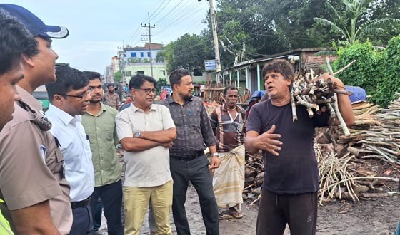মহাসড়ক দখল ও লাইসেন্স না থাকায় ২ মিলকে জরিমানা