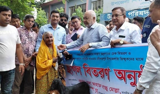 দৌলতপুরে ভিক্ষুকদের স্বাবলম্বী করতে ছাগল বিতরণ