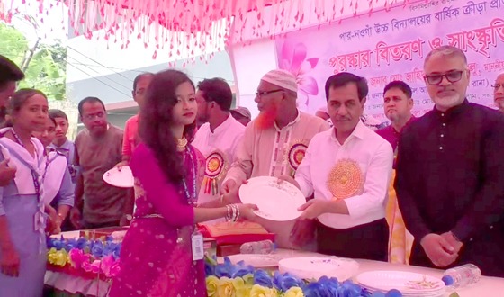নওগাঁয় ক্রীড়া প্রতিযোগিতার পুরস্কার বিতরণ করলেন এমপি ধলু