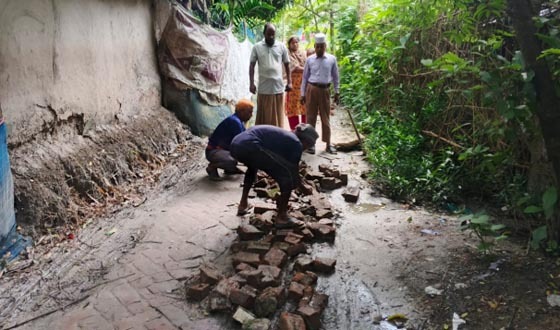 বুধহাটায় নষ্ট রাস্তা সংস্কার করলেন এড. শহিদুল