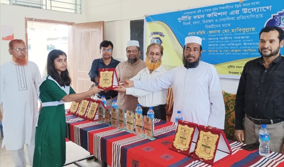 মোরেলগঞ্জে দুর্নীতিবিরোধী প্রতিযোগিতার পুরস্কার বিতরণ