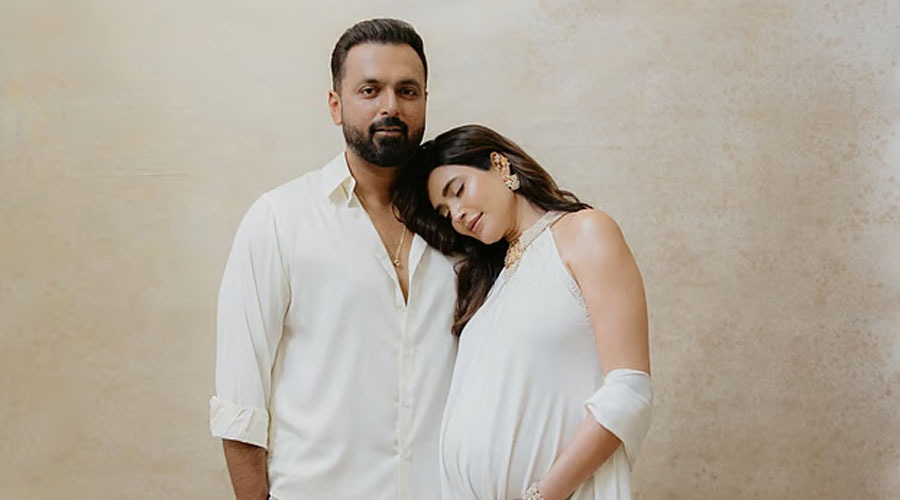 ৪২ বছর বয়সে মা হলেন কারিশমা তান্না, পুত্রসন্তানের জন্ম