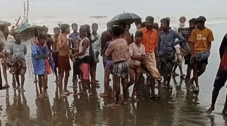 রাখাইন থেকে পালিয়ে আসা রোহিঙ্গাবাহী নৌকাডুবি টেফনাফে, ১৮ জনকে জীবিত উদ্ধার