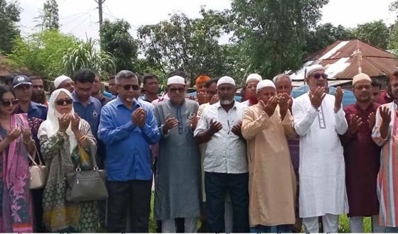 জুলাই আন্দোলনে নিহত রিতার কবর জিয়ারত করলেন খাদ্য প্রতিমন্ত্রী বারী