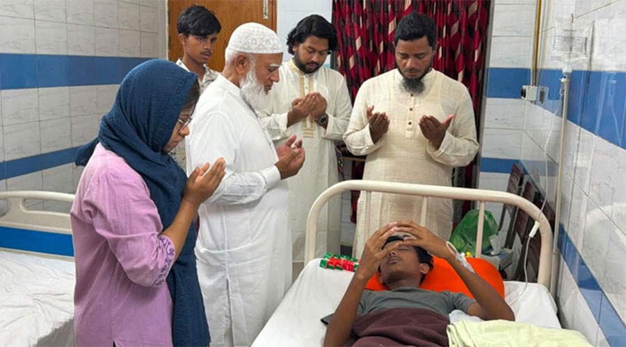 দৃষ্টি হারানো আলিফকে দেখতে এসে জামায়াত আমির বললেন, ‘আর ফ্যাসিবাদ চাইনা’