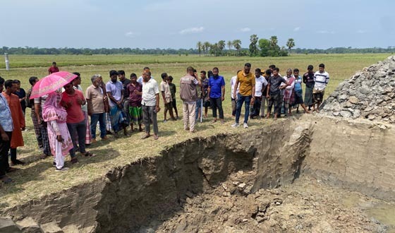 মঠবাড়িয়ায় পিলার খুঁজতে গিয়ে মাটি চাপায় মৃত্যু