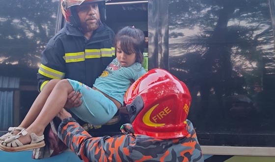 পিকআপ ভ্যানকে ধাক্কা দিয়ে নিয়ন্ত্রণ হারালো পরিবহন