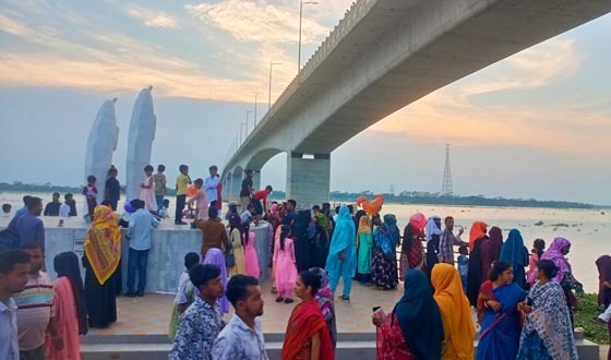 কঁচা নদীর তীর ও বেকুটিয়া সেতু এলাকায় উৎসবের আমেজ