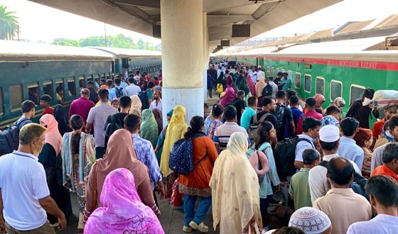 রাজশাহীতে ফিরতি যাত্রা শুরু, যাত্রীদের উপচে পড়া ভিড়