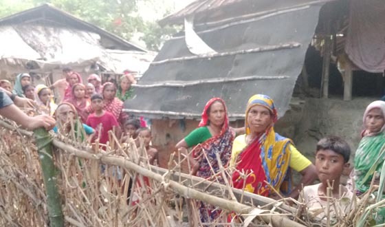 পারিবারিক পথে ঘেরাবেড়া দিয়ে  পরিবারকে অবরুদ্ধের অভিযোগ