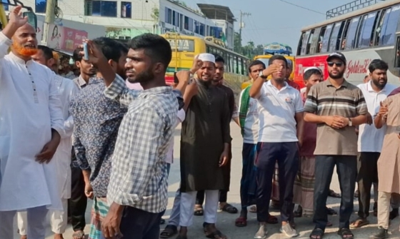 ভূরুঙ্গামারী টু রংপুর মেইল বাস বন্ধের প্রতিবাদে সড়ক অবরোধ