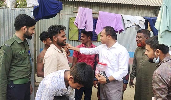 হরিজন পল্লীর শিশুদের মাঝে মিষ্টি-চকোলেট বিতরণ ইউএনও মাহবুব হাসানের