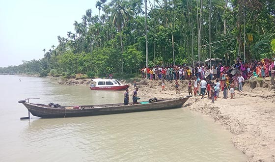 ছাদ থেকে নদীতে পরে কিশোর নিখোঁজ, লঞ্চের সময়সূচি স্থগিত