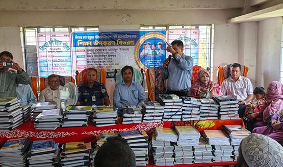 তালতলীতে কিশোর কলি উন্নয়ন পরিষদের উদ্যোগে শিক্ষা উপকরণ বিতরন