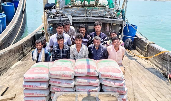 মায়ানমারে দুটি বোটসহ ২০ জন পাচারকারীকে আটক করেছে নৌবাহিনী