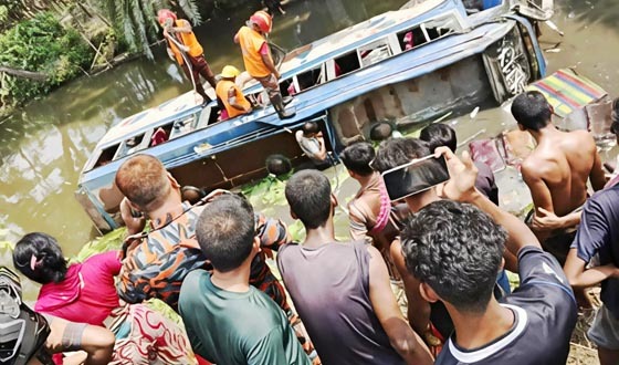খুলনায় বাস নিয়ন্ত্রণ হারিয়ে পুকুরে, নিহত ১