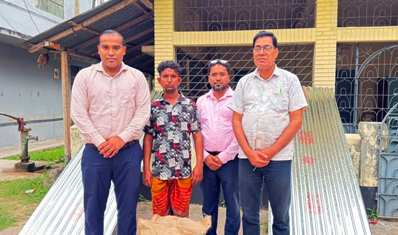 রাণীনগরে আগুনে নি:স্ব পরিবারের পাশে উপজেলা প্রশাসন