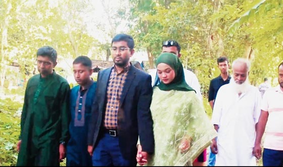 বাংলাদেশীকে বিয়ের পর প্রথম শশুর বাড়ি এলেন মালয়েশিয়ান তরুণী
